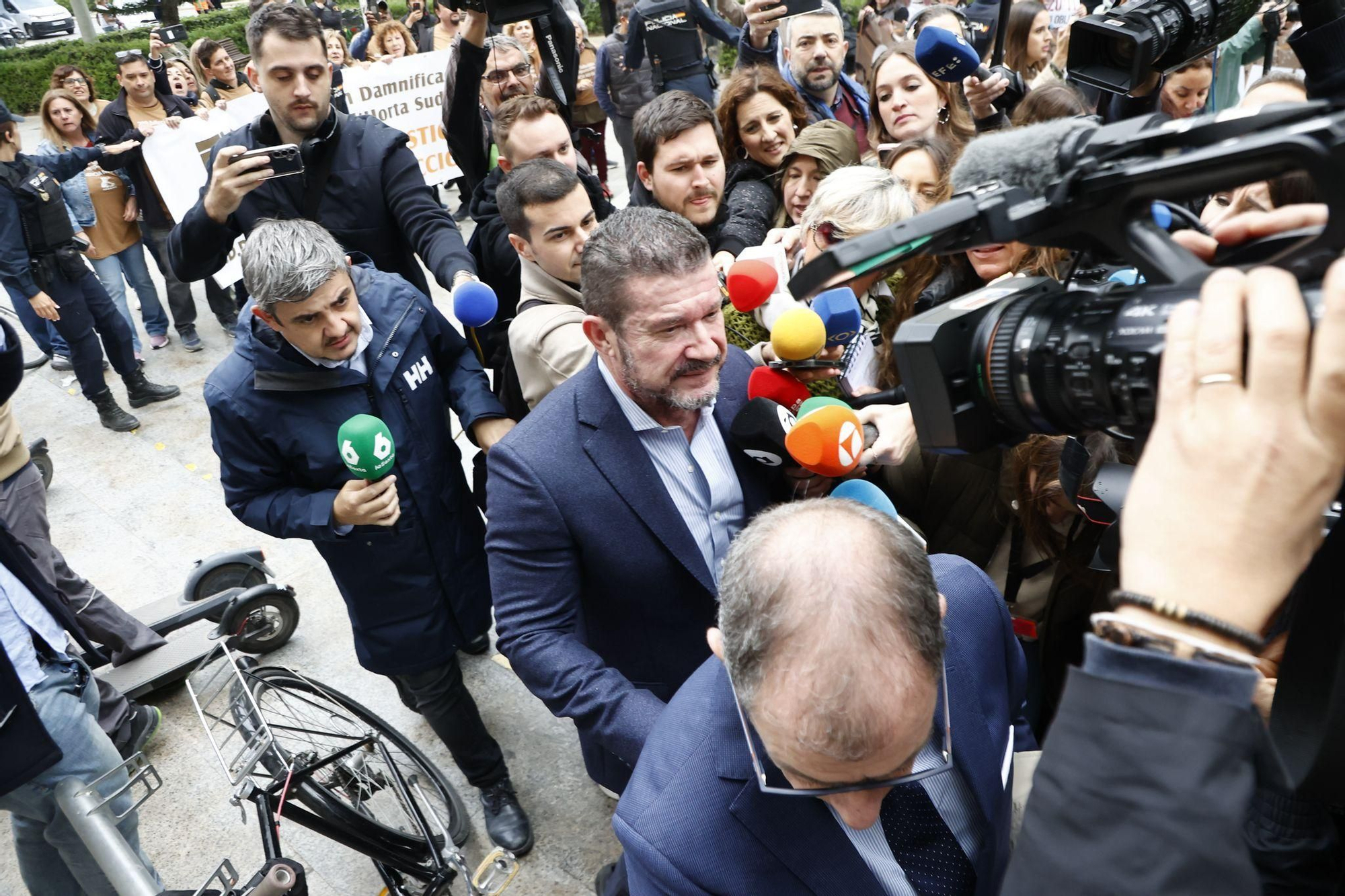 La llegada de la exconsellera Pradas y Argüeso para declarar como imputados por la gestión de la dana