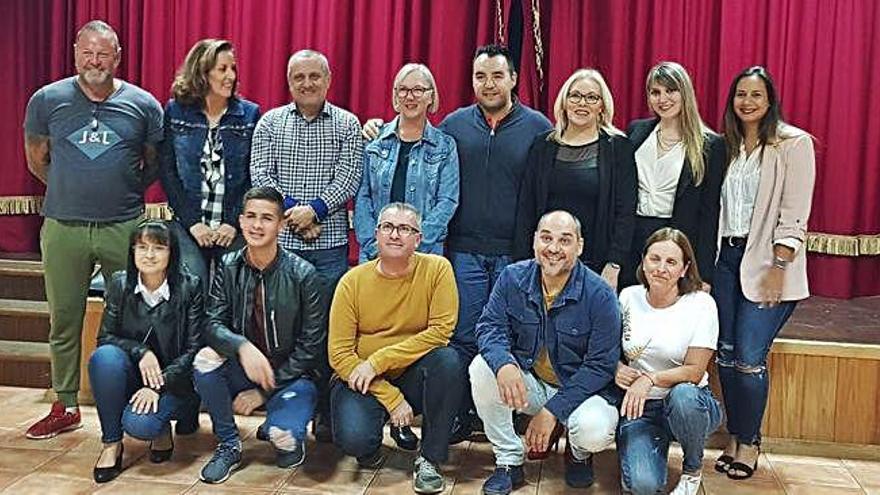 Manuel Hernández, en el centro, junto a sus compañeros de la lista electoral al Ayuntamiento de Antigua.