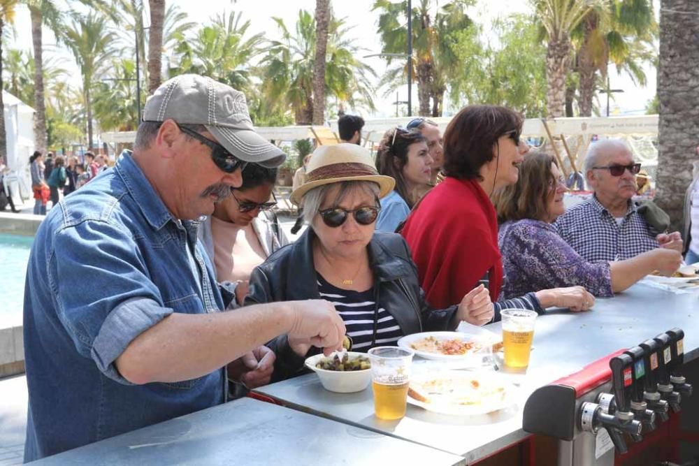 Centenares de comensales pasaron por el Passeig de ses Fonts para probar alguna de las exquisiteces cocinadas con pescado o marisco