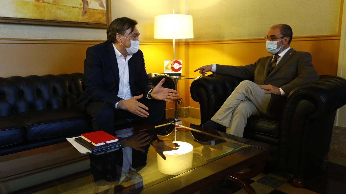Tomás Guitarte y Javier Lambán conversan en el despacho de Presidencia del Pignatelli, en su primer encuentro oficial.