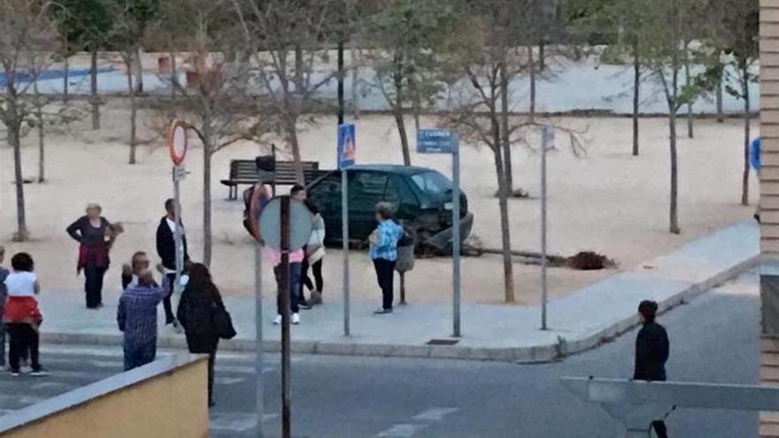 Un coche acaba en un parque de Almassora tras una fuerte colisión