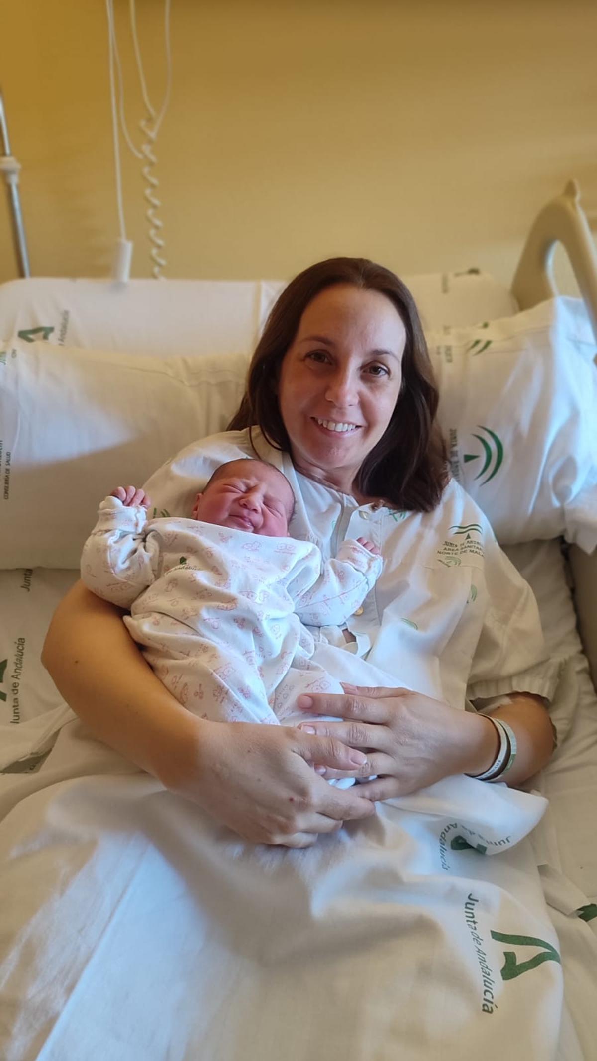 Estefanía junto a su hija recién nacida Julia en el Hospital de Antequera