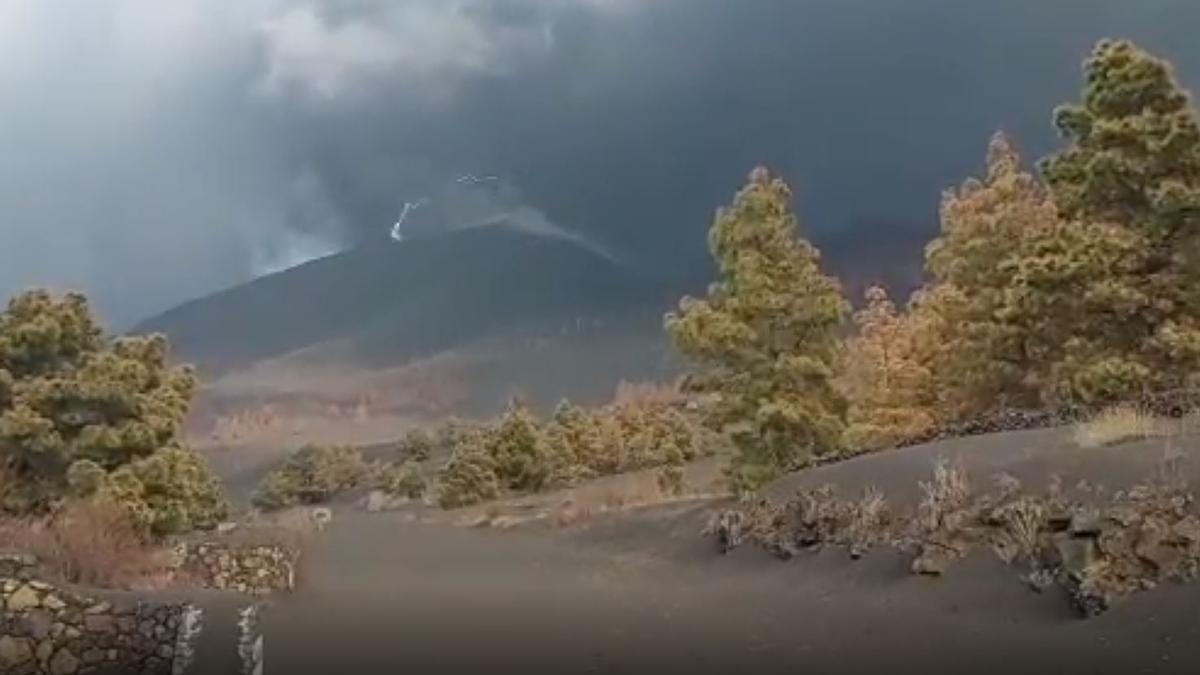 Un rayo sobre el volcán de La Palma
