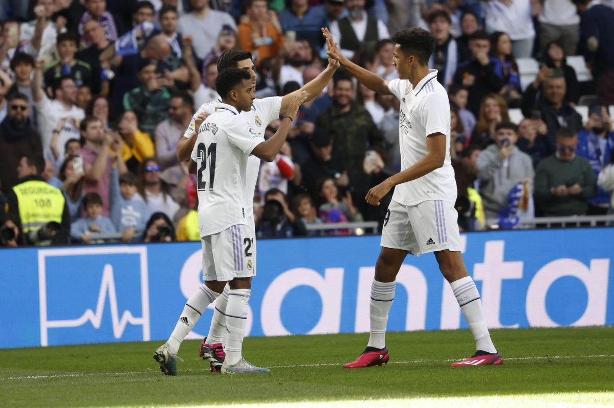 Álvaro Rodríguez, a la derecha, celebra un tanto on sus compañeros ene l Real Madrid.