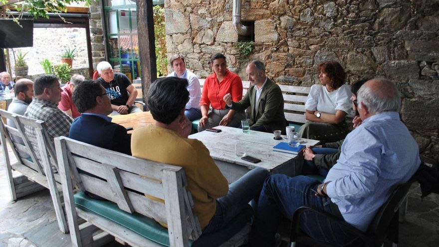 David Regades y María Manteiga, con empresarios de Vila de Cruces.