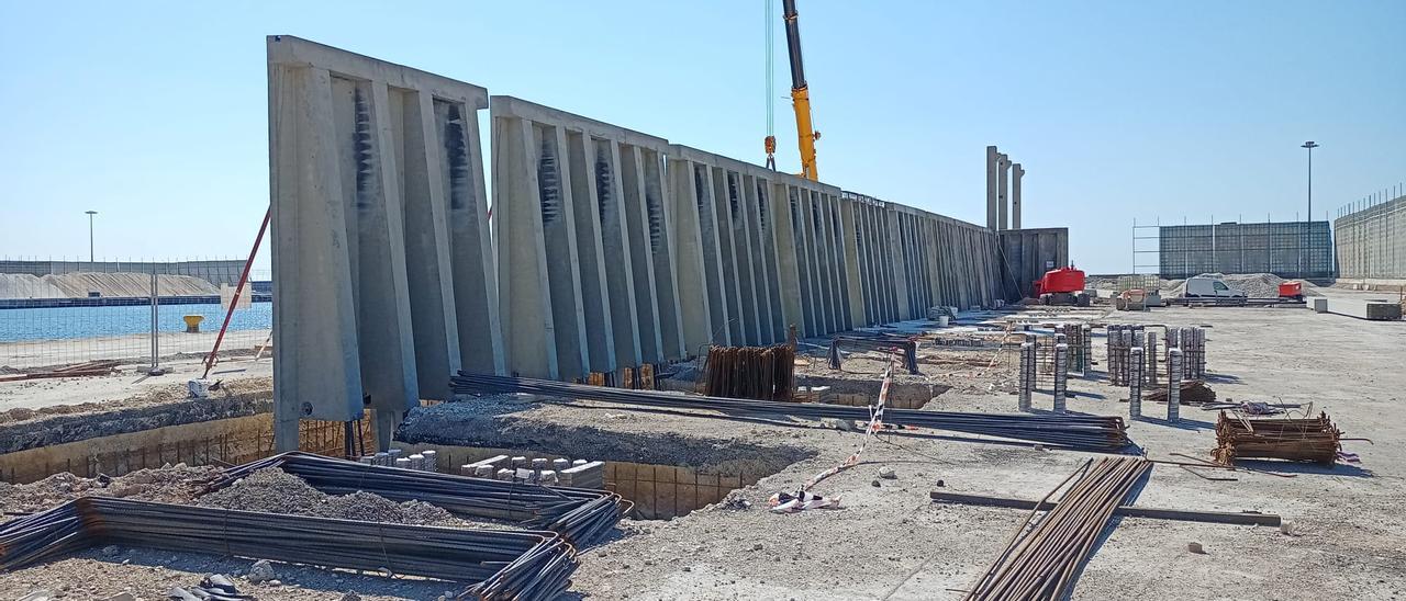 Imagen de los trabajos para construir la nave cerrada de graneles sólidos en el puerto de Alicante