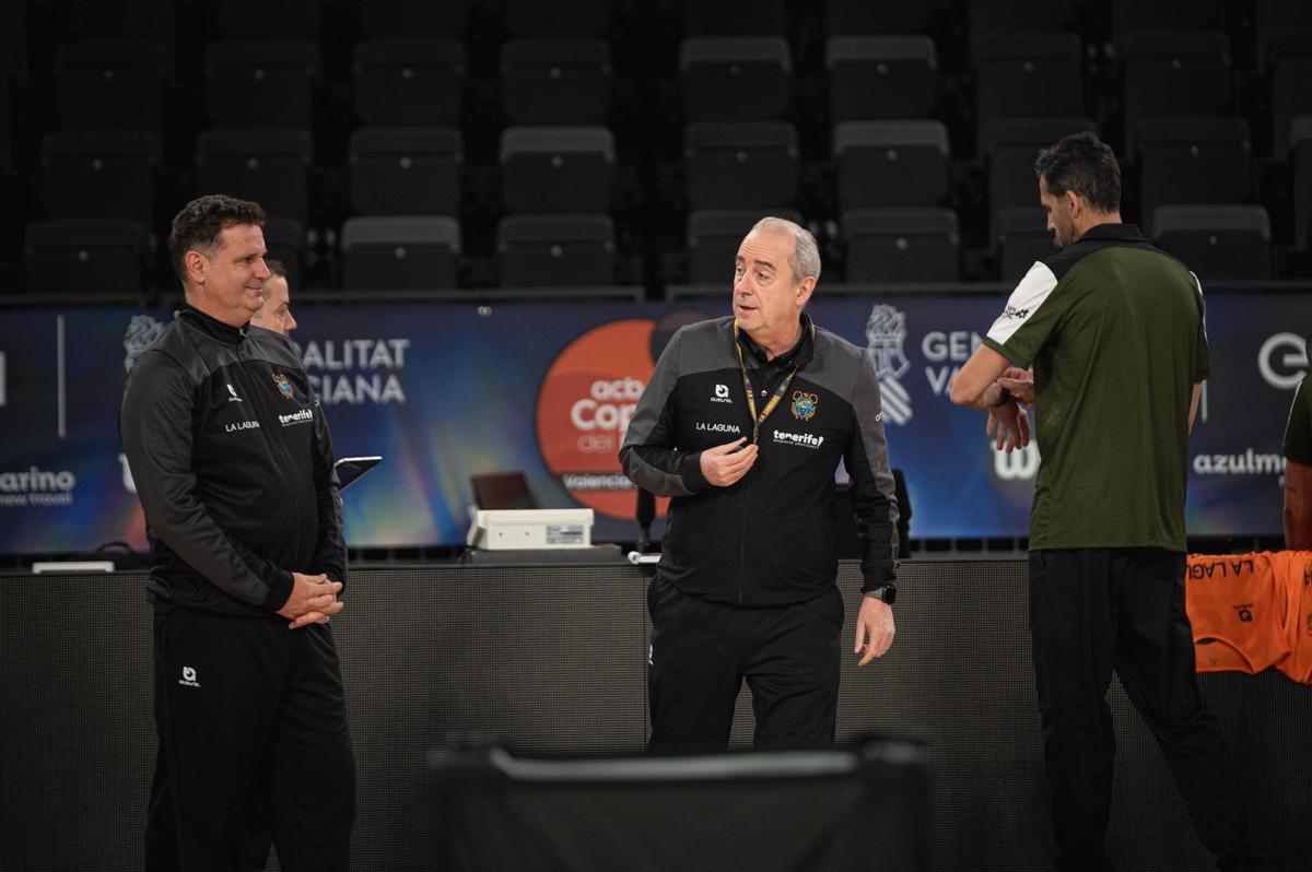 Txus Vidorreta dialoga con sus ayudantes en la sesión de tiro del CB Canarias.