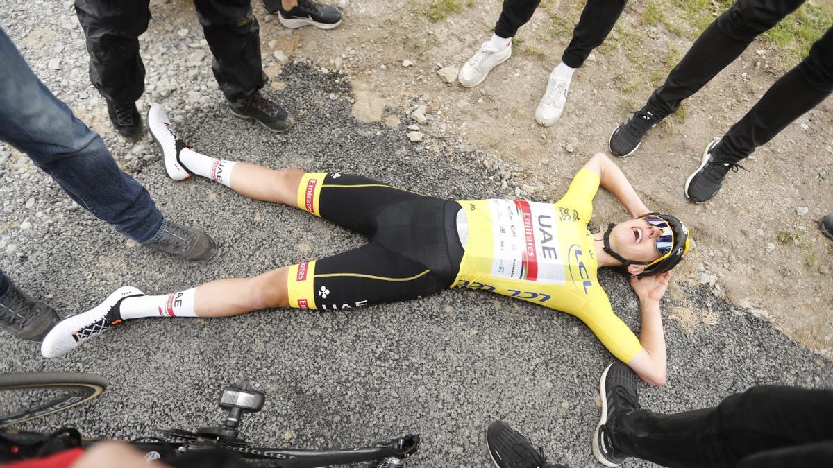 Pogacar tras ganar la 17 etapa del Tour se tumba en el asfalto