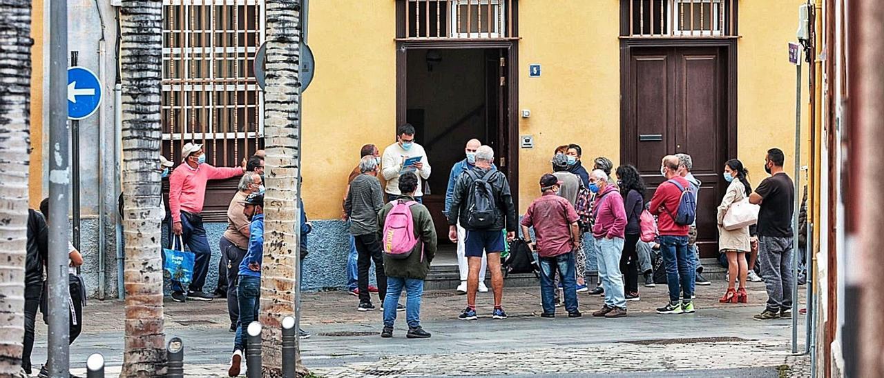 Colas para entrar en el comedor social de La Milagrosa, en Santa Cruz de Tenerife. | | MARÍA PISACA