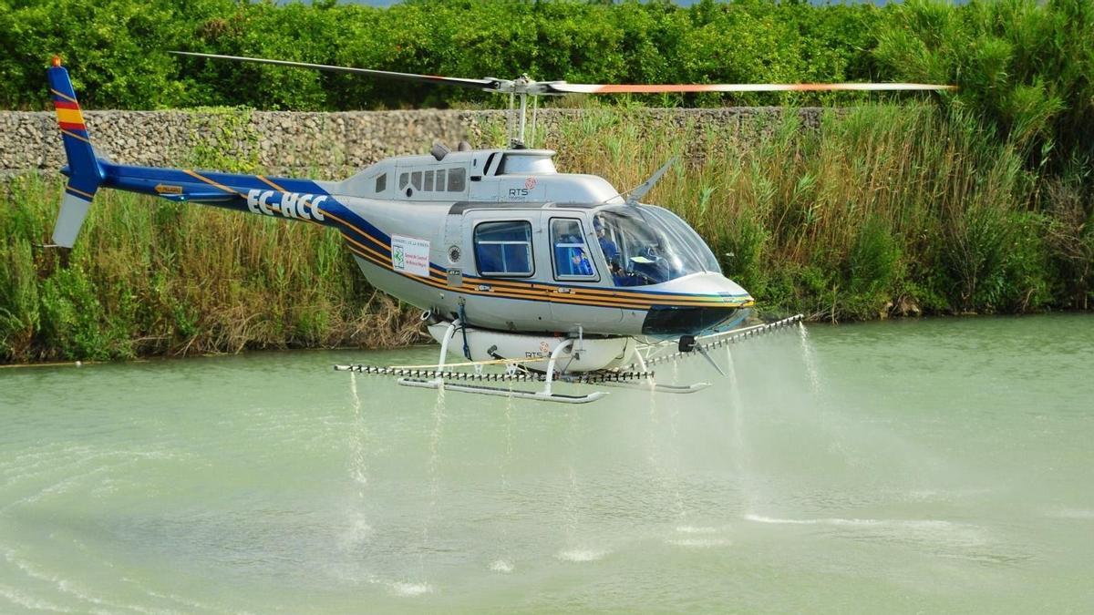 Drones y un helicóptero son las ‘armas’ de Laboratorios Lokímica para luchar por el aire contra los mosquitos en la provincia de Castellón.