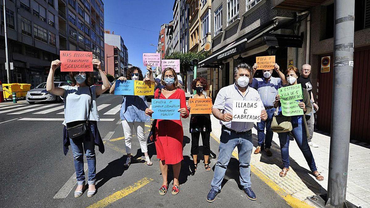 Protesta, ayer, en una de las paradas de autobuses del casco urbano de A Estrada.