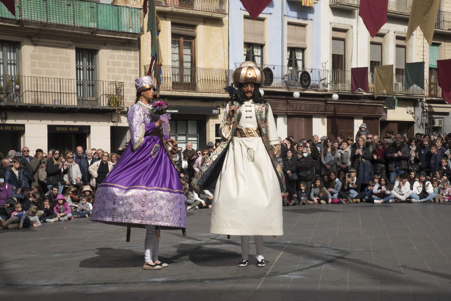 La imatgeria i els Tirallongues es llueixen enmig d'una plaça Major plena per la Festa de la Llum