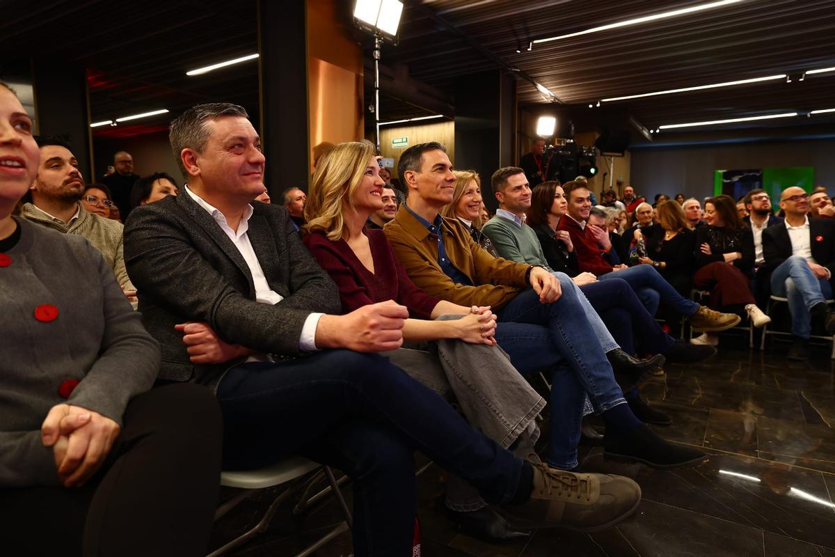 Pedro Sánchez junto a Pilar Alegría en el mitin central del PSOE en Teruel. Pedro Sánchez junto a Pilar Alegría en el mitin central del PSOE en Teruel.