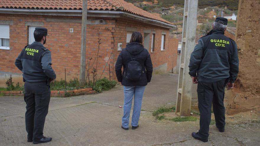 Agentes de la Guadia Civil vigilando la casa tras el incidente.