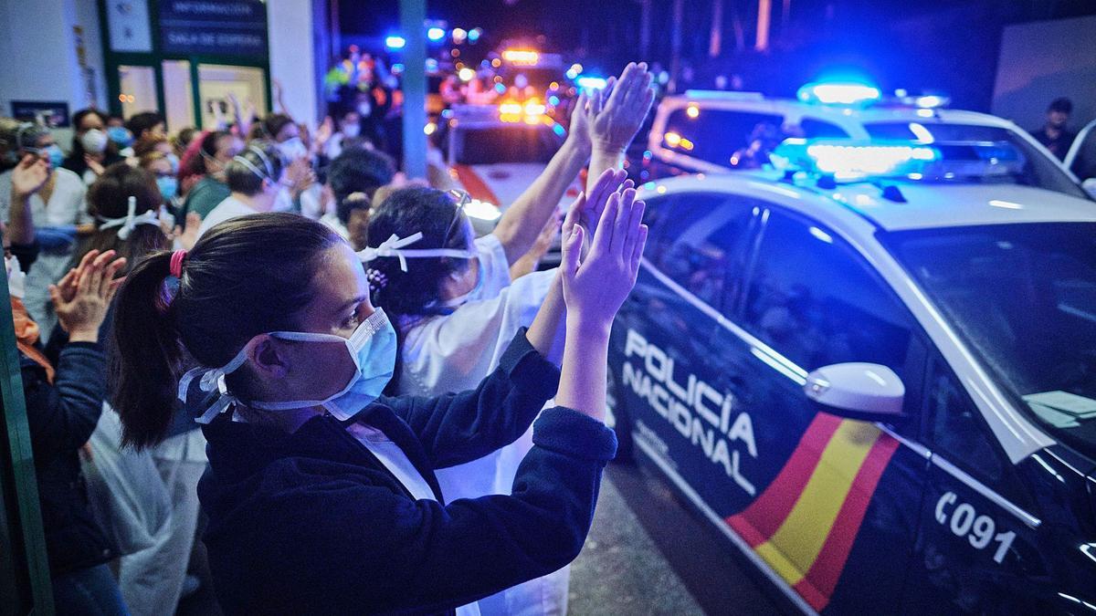 Sanitarios del Hospital de la Candelaria devuelven el aplauso de los cuerpos de seguridad.