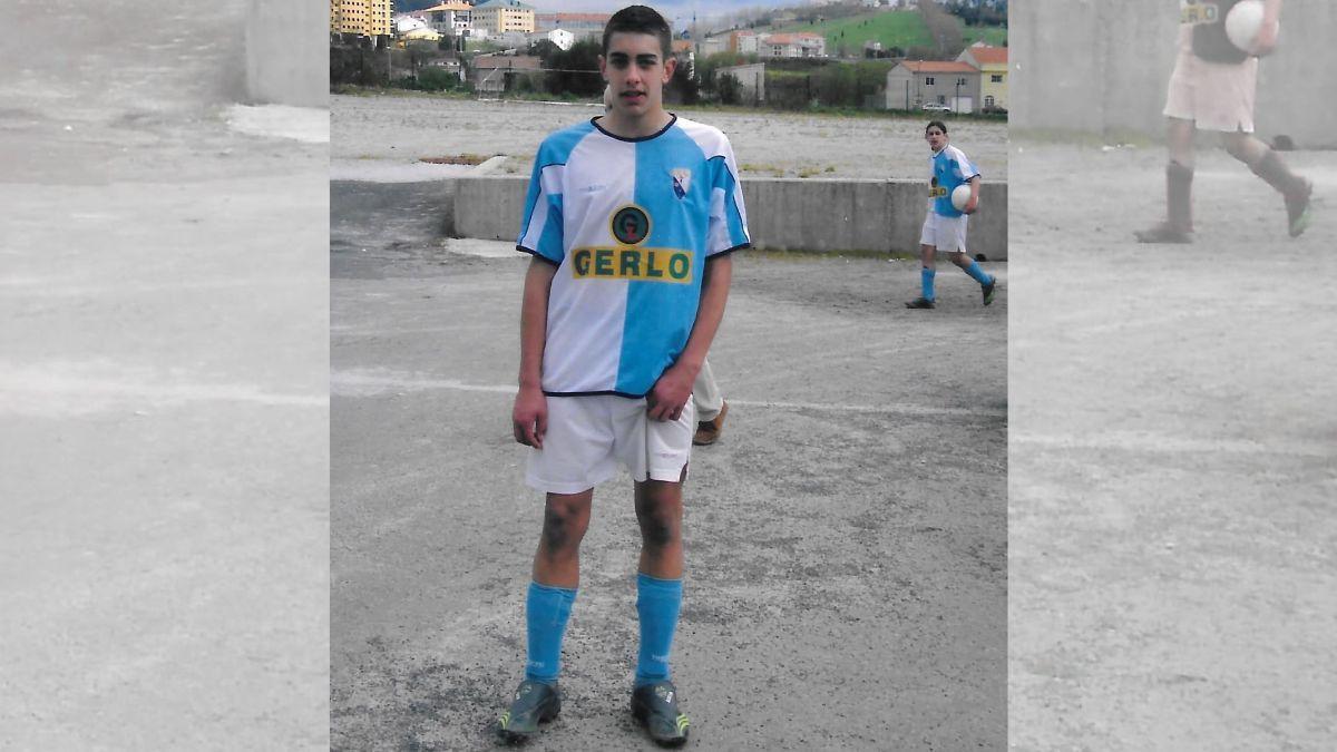 Borja Iglesias, con la camiseta del Santiago CF en el campo del Fátima