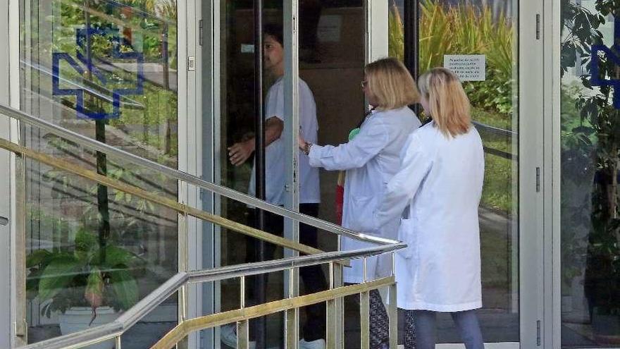Médicos acceden a un centro de salud del Sergas.
