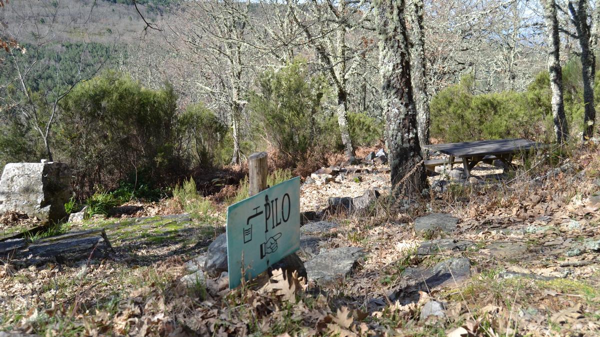 Señalización de la ruta senderista en Villardeciervos.