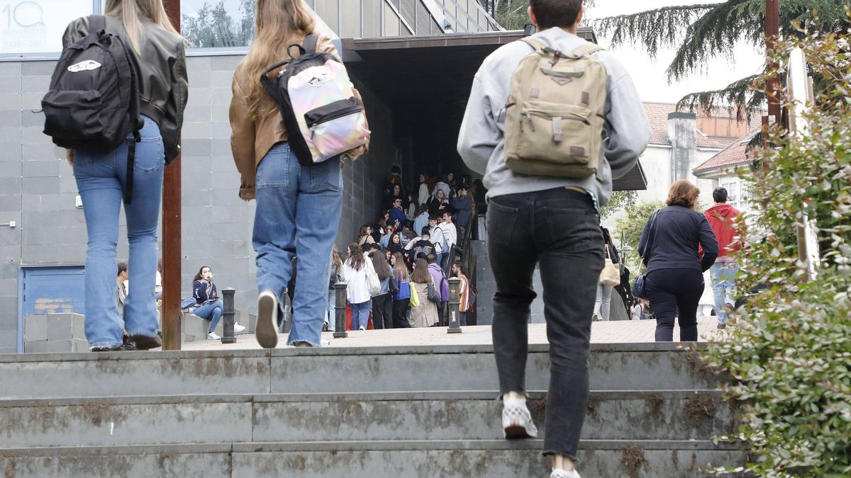 Estudiantes de la Universidade de Santiago en las inmediaciones de la biblioteca Concepción Arenal.