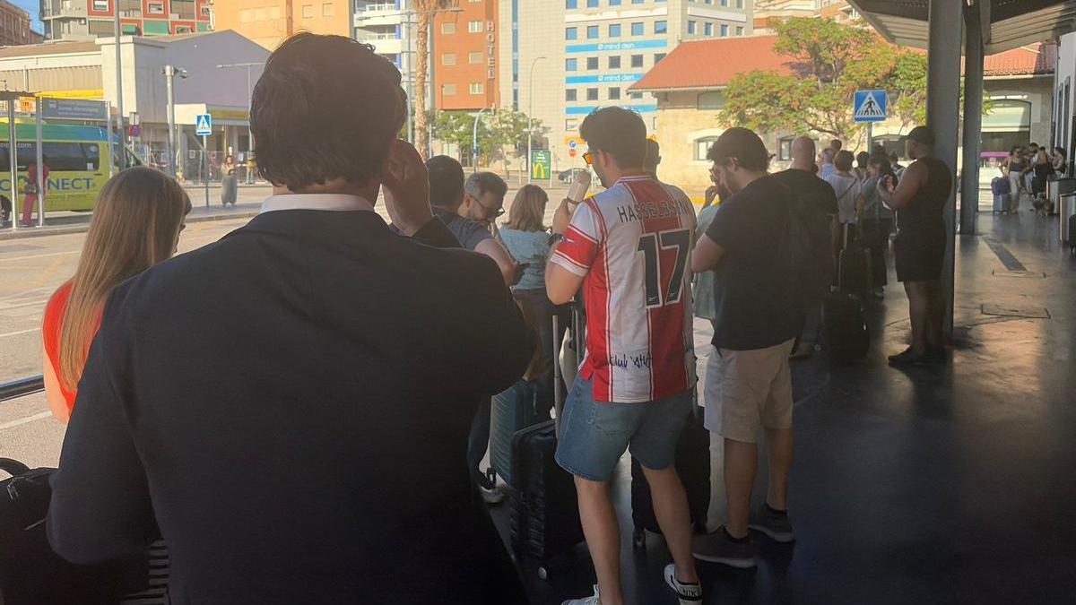 El Spring Festival genera largas colas para coger taxi en la estación ferroviaria de Alicante
