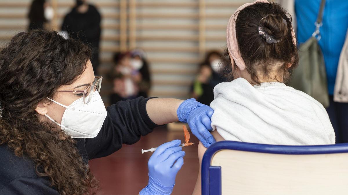 Vacunación contra el coronavirus en un colegio de Castelló.
