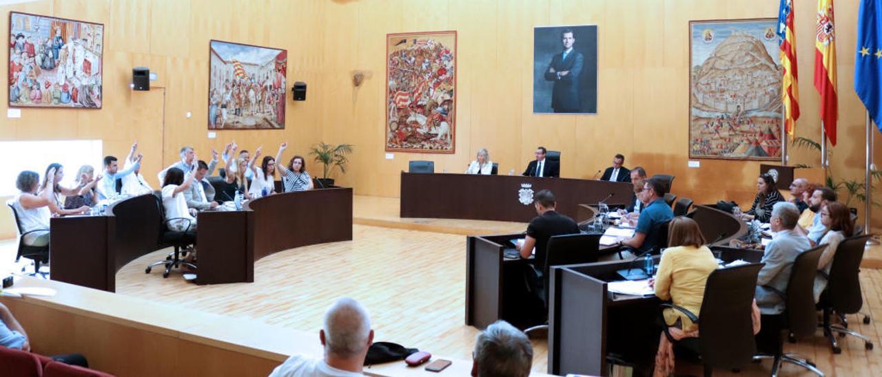 Un momento del pleno ordinario celebrado ayer en Benidorm.