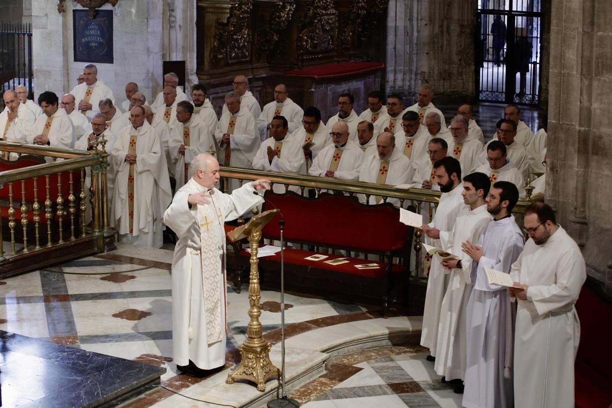 Sacerdotes asistentes a la misa Crismal.
