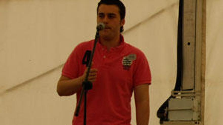 Fernando Valle Roso interpretando una tonada.