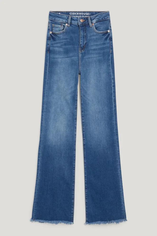 Flared jeans high waist de C&amp;A (precio: 29,99 euros)