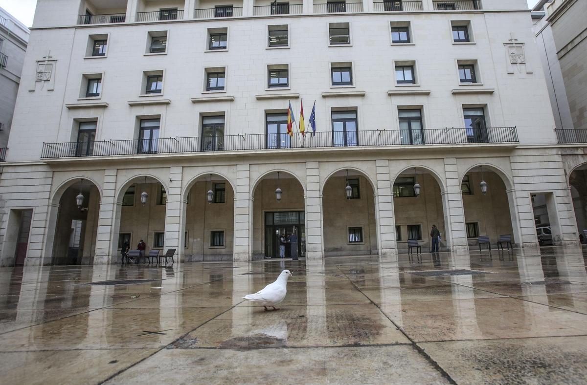 Edificio que alberga la Audiencia de Alicante.