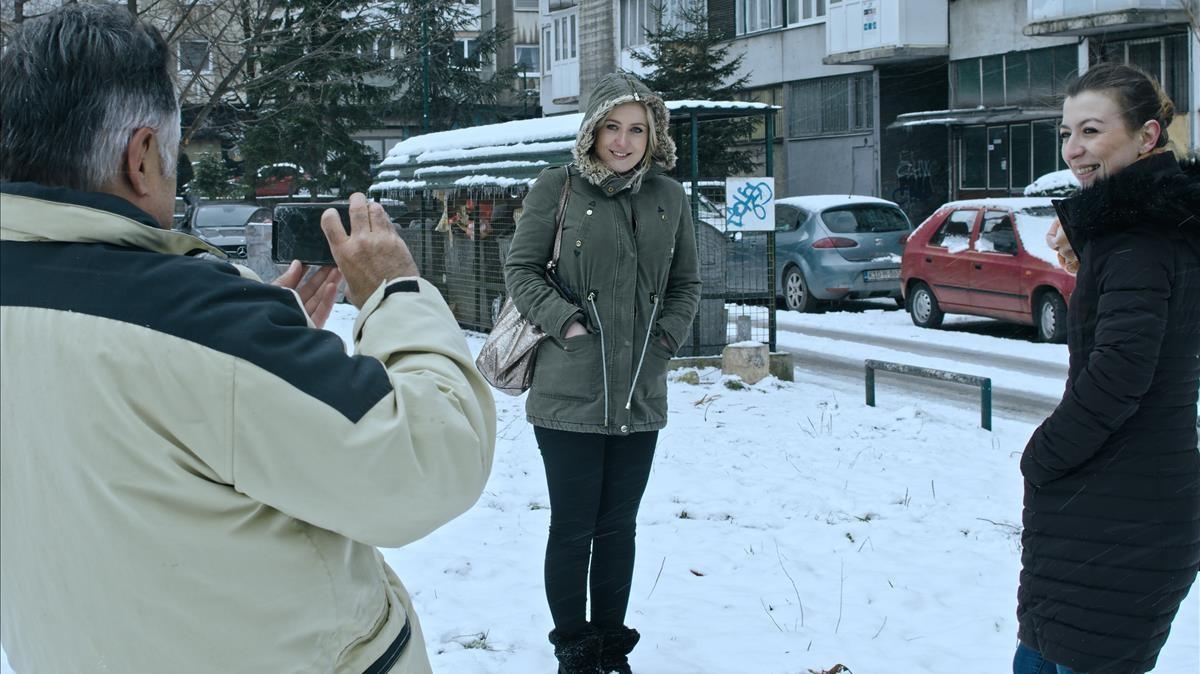 DOCUMENTAL ALBUM DE POSGUERRA sobre el reencuentro entre Gervasio Sanchez y los ninos que fotografio durante la guerra de Bosnia Sarajevo PIE DE FOTO Selma and Alma photographed again in the same place by Gervasio Sanchez in 2020 FOTO LUKIMEDIA