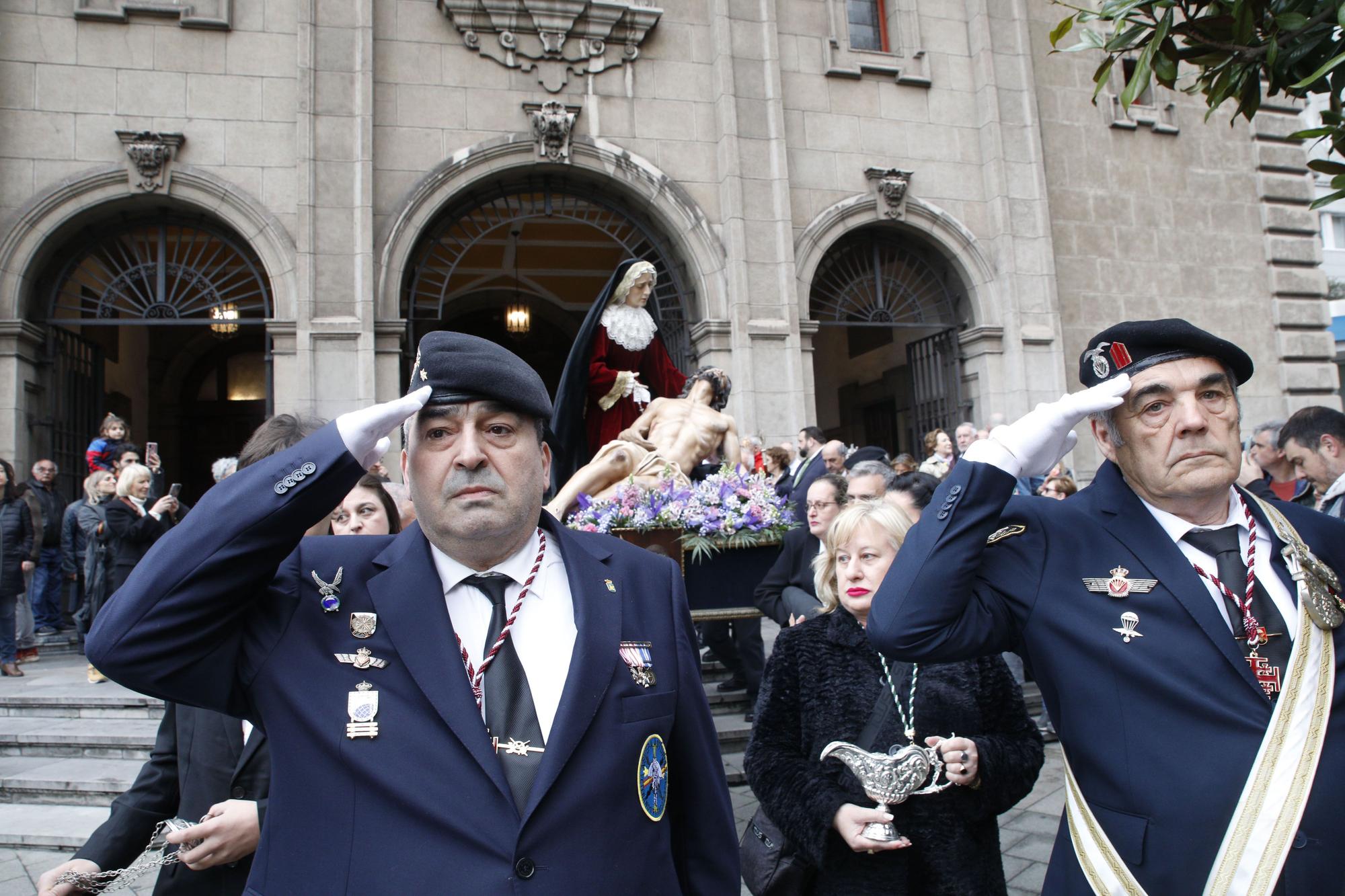 En imágenes: así fue el traslado de la Piedad en Gijón