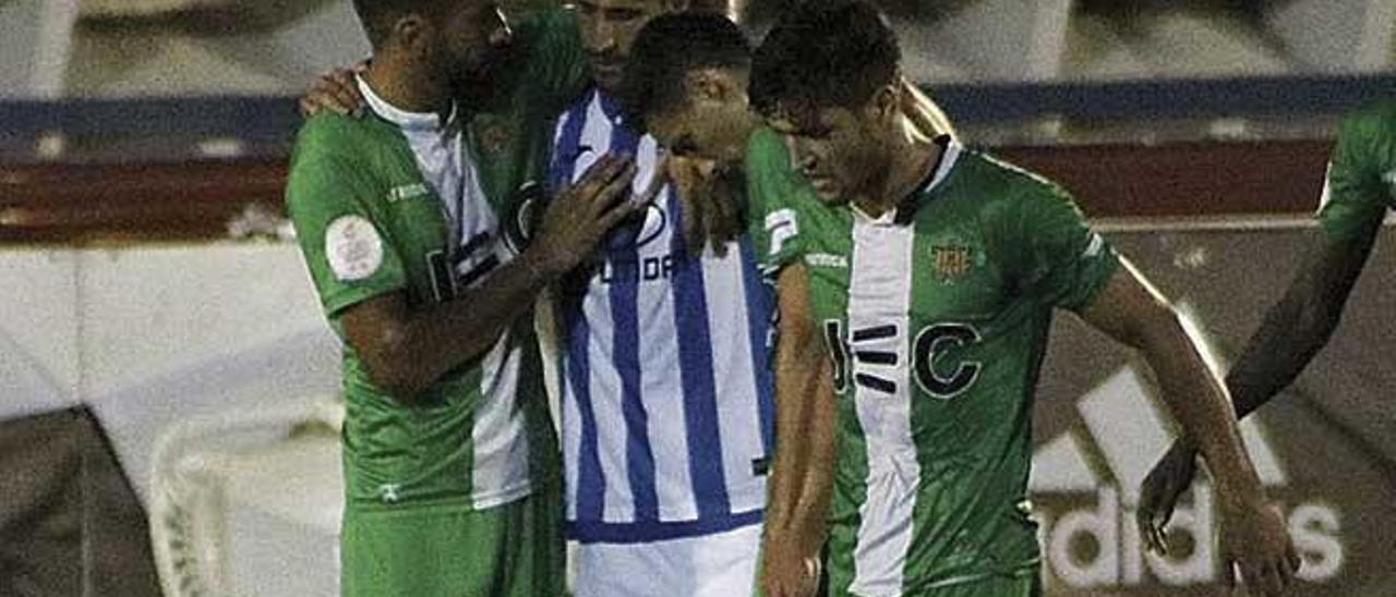 Villapalos es consolado por varios jugadores rivales.