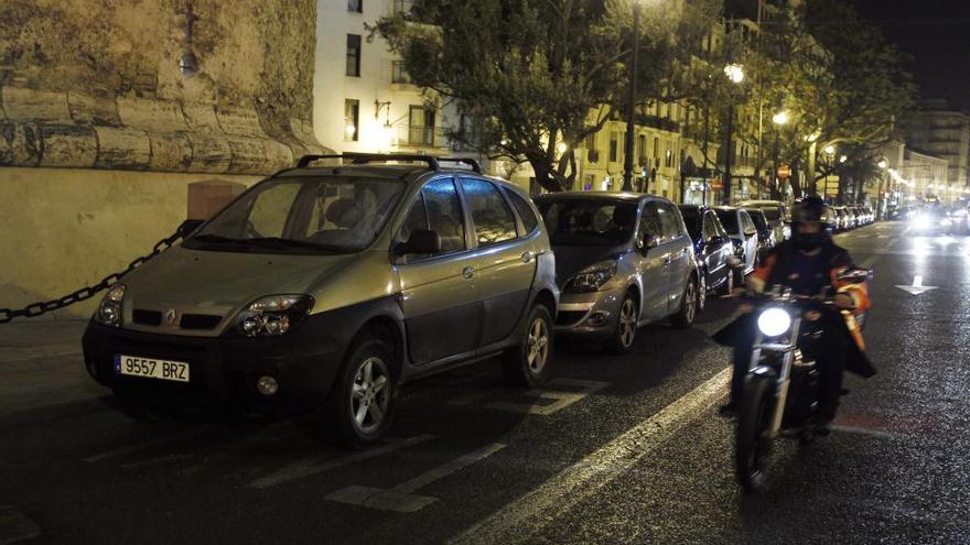 Polémica por aparcar en el carril bus: &quot;Al final aparcaremos en Paterna&quot;