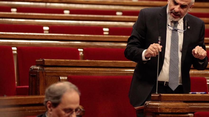 El president de Cs al Parlament, Carlos Carrizosa, enfocat, dirigint-se al president Quim Torra durant la sessió de control al ple del Parlament del passat 21 de maig del 2020