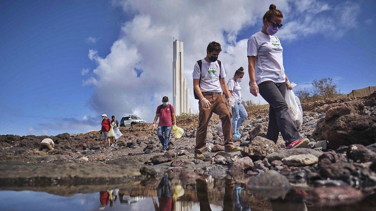 Los participantes en la iniciativa realizaron la limpieza a través del camino de La Costa, que es la vía de tierra que discurre desde las inmediaciones del campin de La Punta hasta San Juanito.