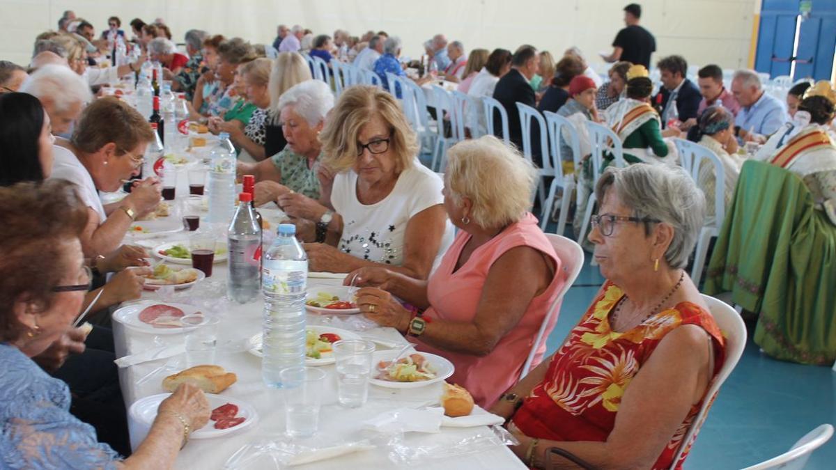 Los vecinos asistieron a la comida en homenaje a los mayores de la localidad, además de reinas y autoridades.