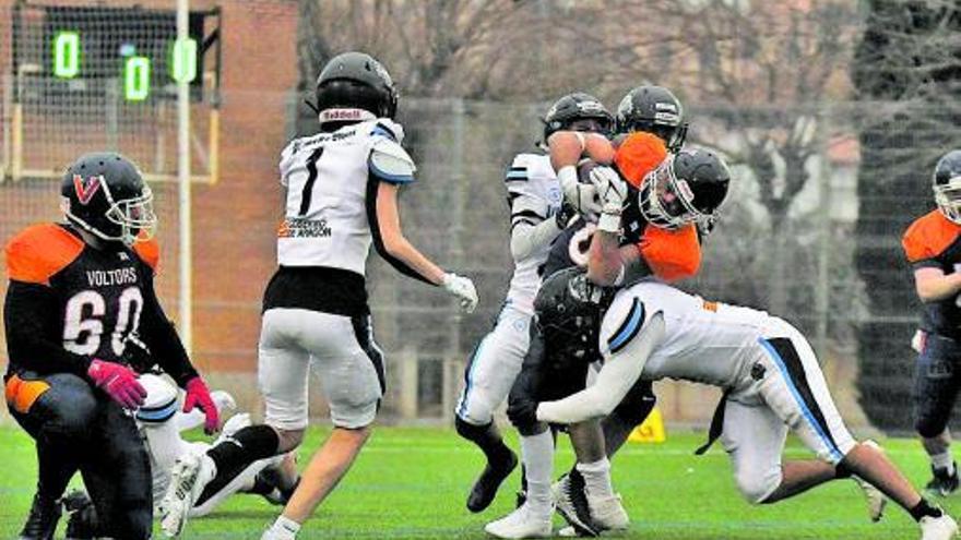 Körpereinsatz im Spiel der Zaragoza Hurricanes (in Weiß) gegen Mallorcas Voltors.