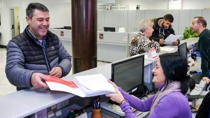 Las primeras firmas se presentaron en la mañana de ayer en el registro del Ayuntamiento de Petrer.