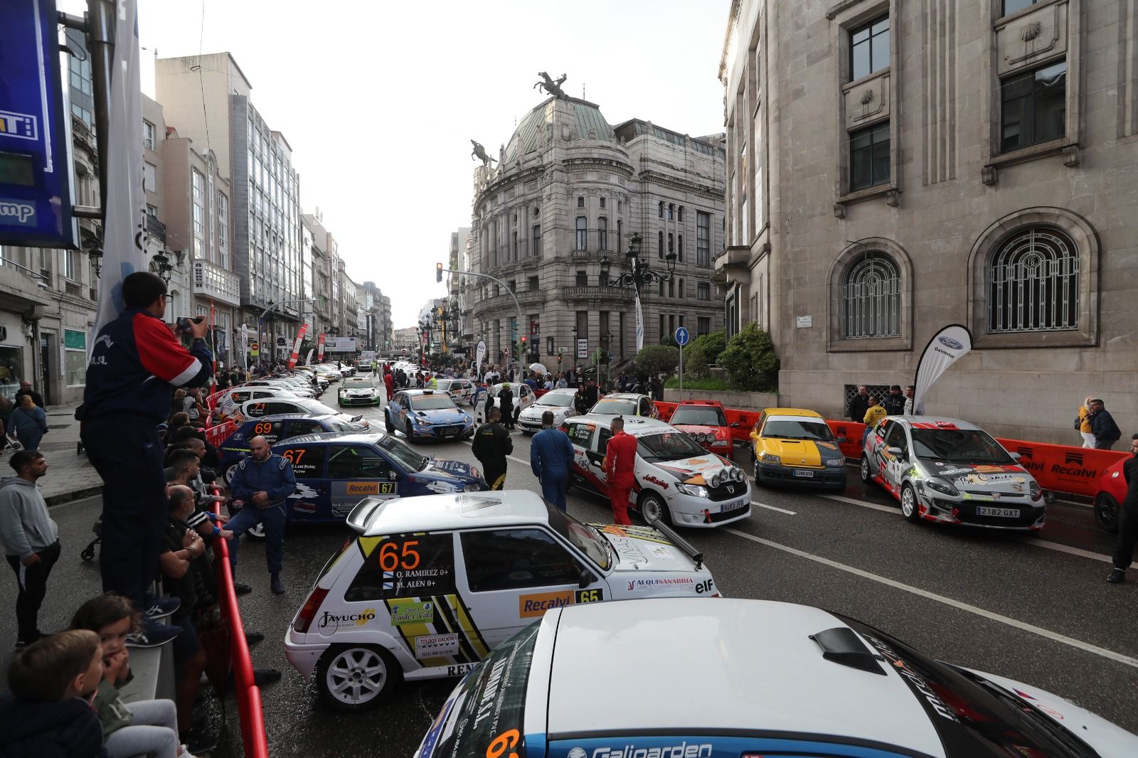 Los motores del Rallye Rías Baixas rugen en el centro de Vigo