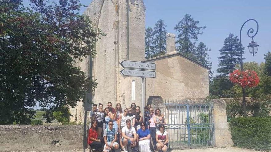 Participantes del hermanamiento de Silleda con Canéjan, ayer, en Saint Emillion.