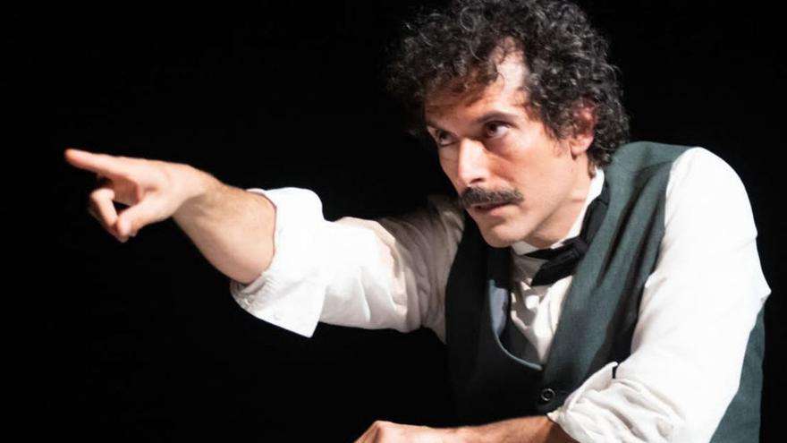 Gustavo Galindo, como Albert Einstein, en «Señora Einstein». | Teatro de Fondo