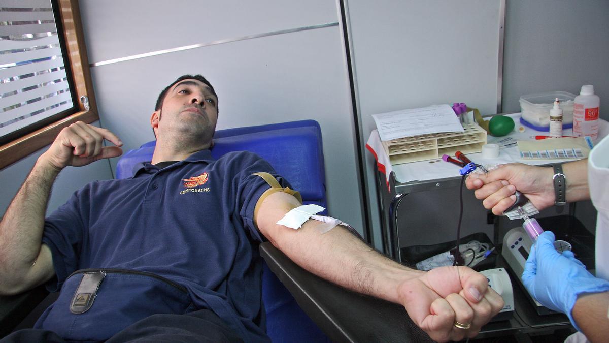 Un joven donando sangre en una reciente campaña.