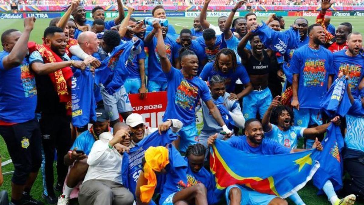 Cipenga festeja el pase al Mundial con sus compañeros.