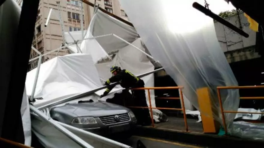 El fuerte viento arranca una carpa en el centro de Gijón