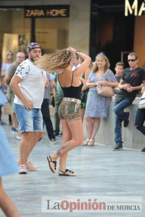 Los bailes latinos salen a la calle en Murcia