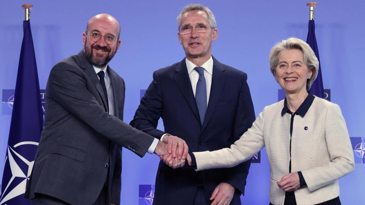 Charles Michel, Jens Stoltenberg y Ursula von der Leyen, durante la firma de la nueva declaración de cooperación entre la UE y la OTAN.