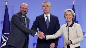 Charles Michel, Jens Stoltenberg y Ursula von der Leyen, durante la firma de la nueva declaración de cooperación entre la UE y la OTAN.