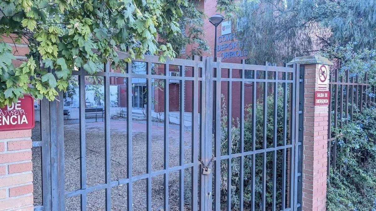La puerta clausurada del polideportivo del barrio de Orriols