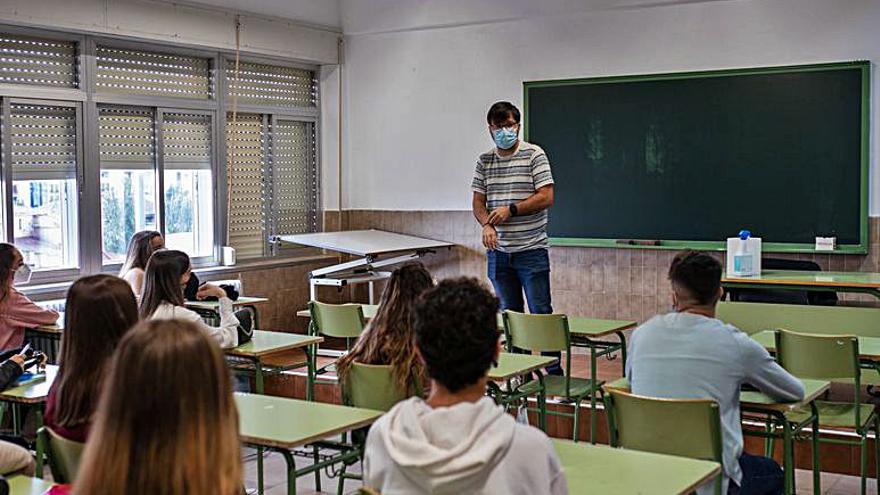 El profesor, con mascarilla en clase. | Jose Luis Fernández